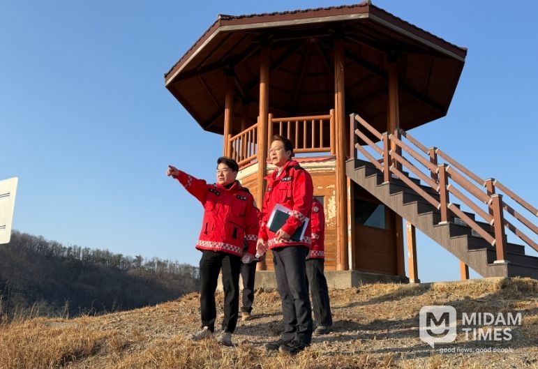 이정곤 부시장이 춘복산 산불감시초소를 방문해 산불 대응태세를 점검하고 있다.