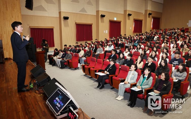 윤건영교육감, 중등 신규임용(예정)교사 대상 특강 진행