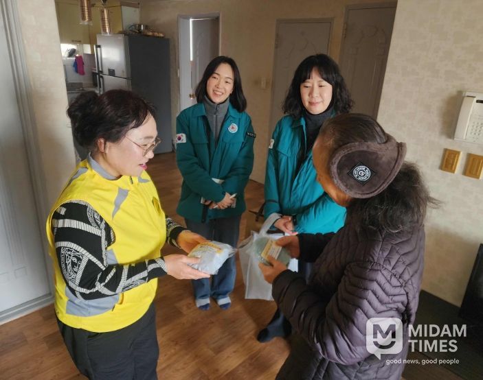 독거노인 위한 '목도리 나눔' 진행