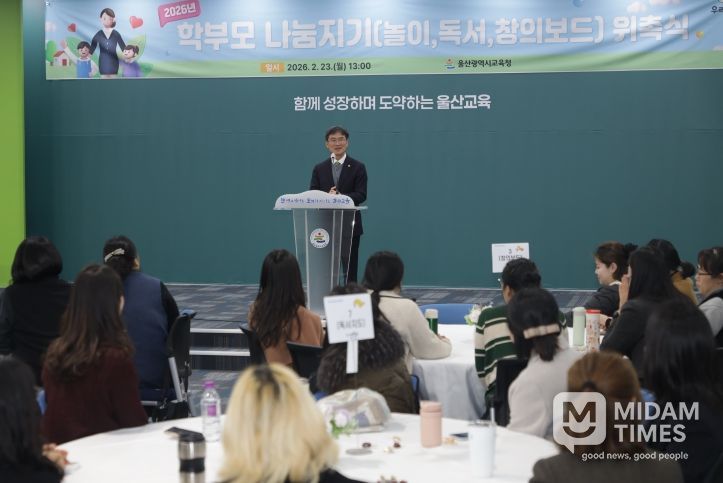 천창수 교육감이 23일 외솔회의실에서 학부모 나눔지기에게 인사말을 하고있다.