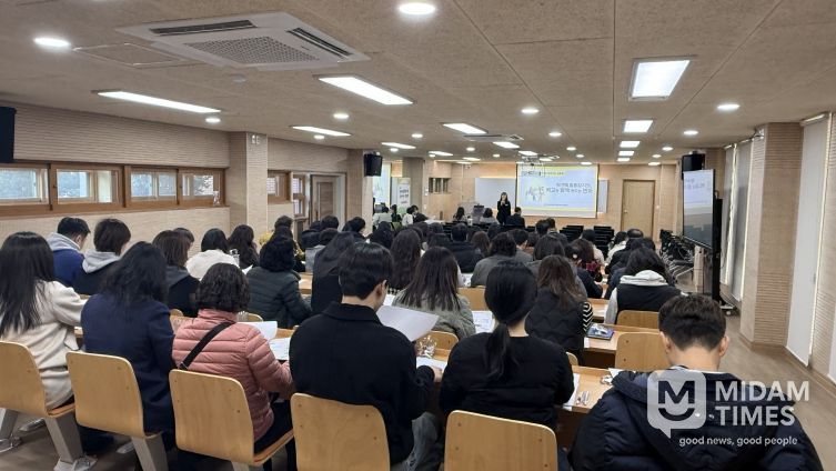 강북교육지원청이 23일 달천고에서 교직원을 대상으로 '학생맞춤통합지원 찾아가는 설명회'를 열고있다.