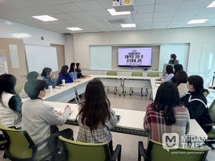 지난 10일 포항시가족센터 교육장에서 열린 ‘아이돌봄지원사업 종사자 소통 역량 강화 교육’에서 참석자들이 상담 실무 교육을 듣고 있다.