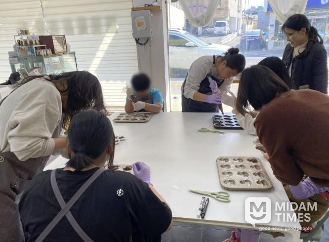 사례관리 대상가구 아동․청소년들이 베이킹 수업에 참여하고 있다.