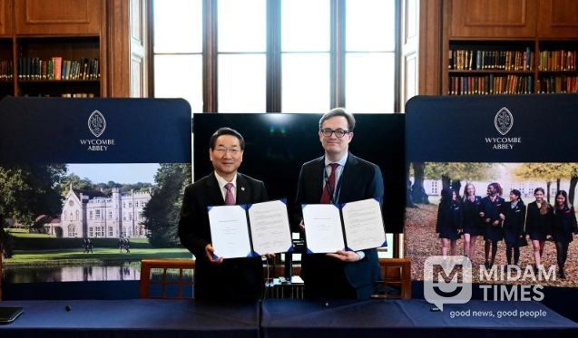 유정복 인천광역시장이 24일(현지시간) 영국 위컴 애비 스쿨(Wycombe Abbey School)을 방문해 피터 워렌 이사장과 MOU를 체결한 뒤 기념촬영을 하고 있다.