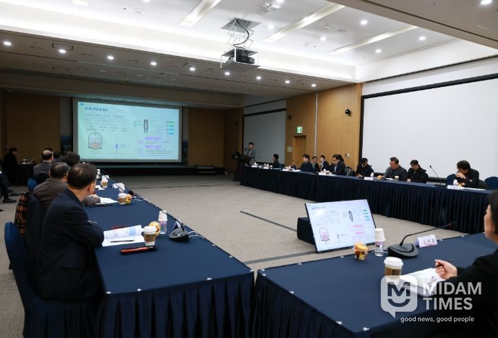 경상북도와 경주시가 24일 경주화백컨벤션센터에서 '경주 SMR 건설부지 유치지원 자문회의'를 개최하고 SMR 경주 유치를 위한 전략과 지원방안을 논의하고 있다