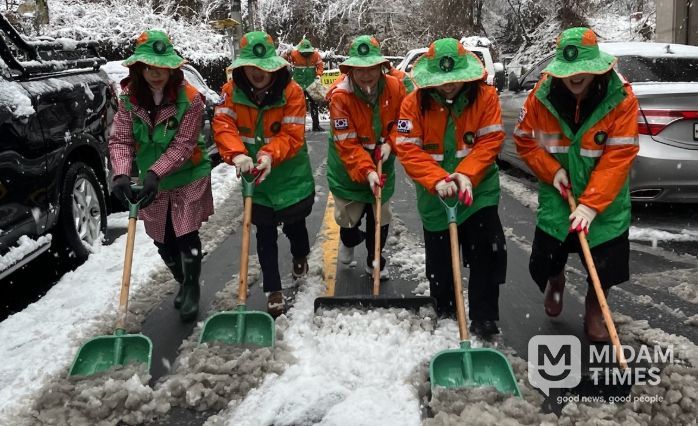 기습 강설에 민관 합동 긴급 제설 및 예찰활동