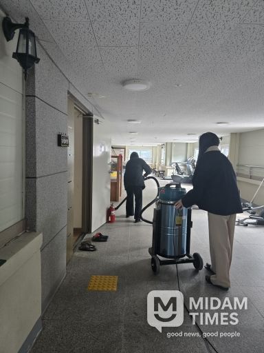 강남교육지원청 직원들이 25일 울주군 혜진원에서 희망 나눔 봉사활동을 하고 기념사진을 찍고있다.