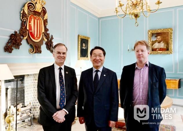 유정복 인천광역시장이 25일(현지시간) 영국 케임브리지대학교에서 폴 브리스토 케임브리지셔-피터버러 광역시장(오른쪽), 앤디 파커 케임브리지대 피터하우스 학장(왼쪽)과 협력방안을 논의한 뒤 기념촬영을 하고 있다