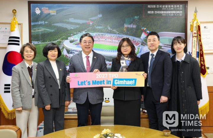 왼쪽부터 송둘순 김해시 관광과장, 배선영 김해시 문화관광국장, 홍태용 김해시장