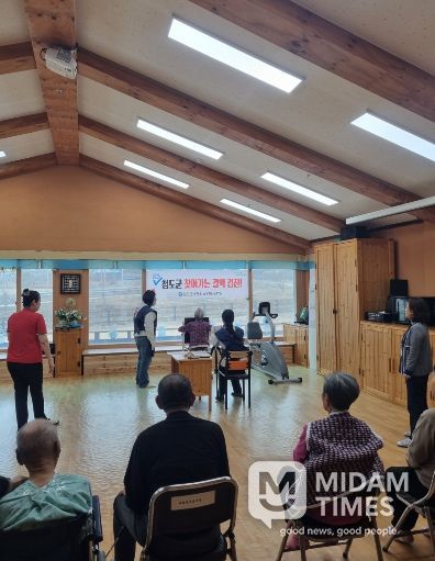 청도군, 어르신 대상 찾아가는 무료 결핵검진 지속 추진(화양읍소재 아람전문요양원-결핵엑스레이사진찍는모습)