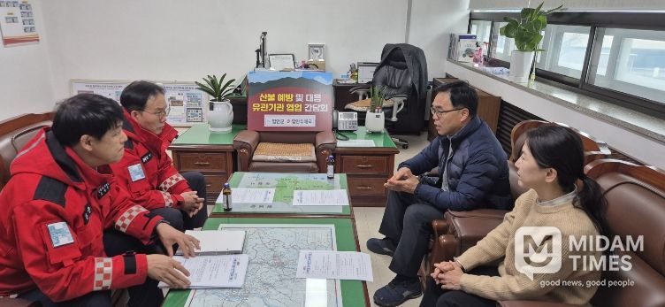함안군, 함안우체국과 ‘산불 예방 홍보’를 위한 간담회 개최_2 함안군 복지환경국장과 함안우체국장 등이 참석해 '산불예방 홍보'를 위한 간담회를 개최했다.