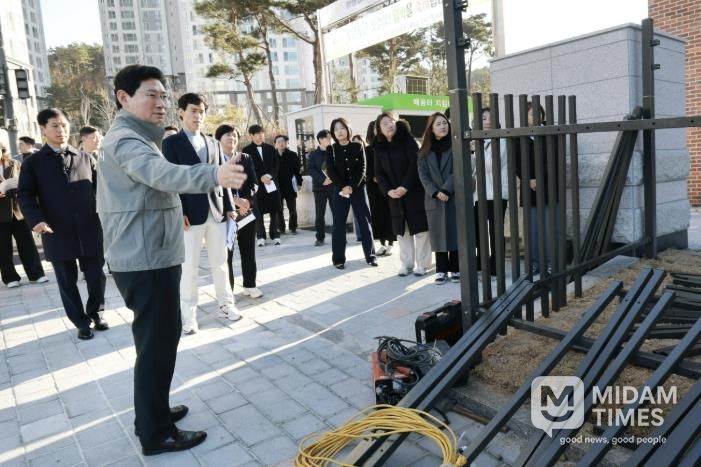 이상일 시장이 26일 용인솔빛초·중통합학교를 찾아 주요 시설을 살피고 있다