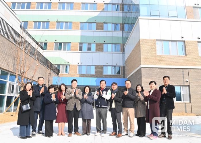 이현재 하남시장이 지난 2월 20일 개교를 앞둔 한홀중학교를 방문해 합동 안전점검을 진행한 후 관계자들과 기념촬영을 하고 있다.