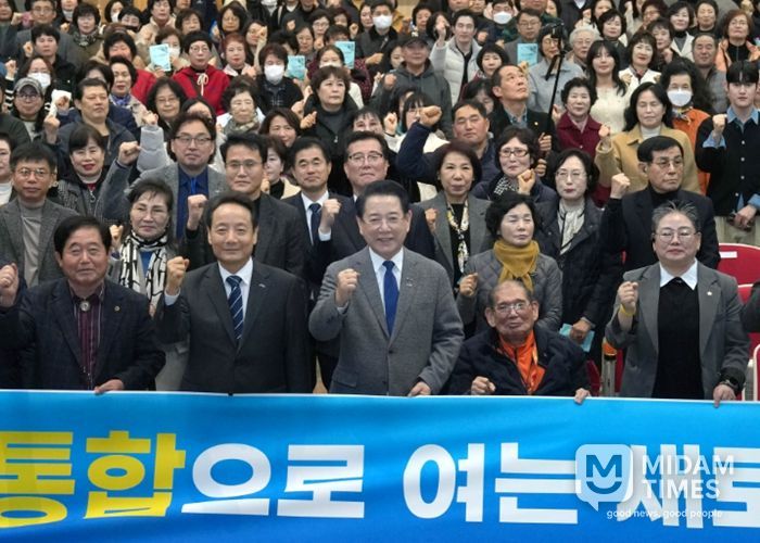 김영록 전라남도지사가 27일 광주 동구청에서 열린 ‘전남·광주 행정통합 광주 자치구 초청 타운홀미팅(동구)’에서 임택 광주동구청장 등 참석자들과 기념촬영을 하고 있다.