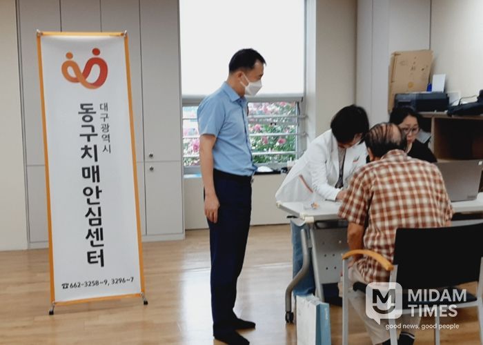 대구 동구보건소는 동 행정복지센터에 방문해 치매를 조기에 검진하는 ‘찾아가는 치매조기검진’을 3월부터 7월까지 시행한다. 작년도 찾아가는 치매검진 사진