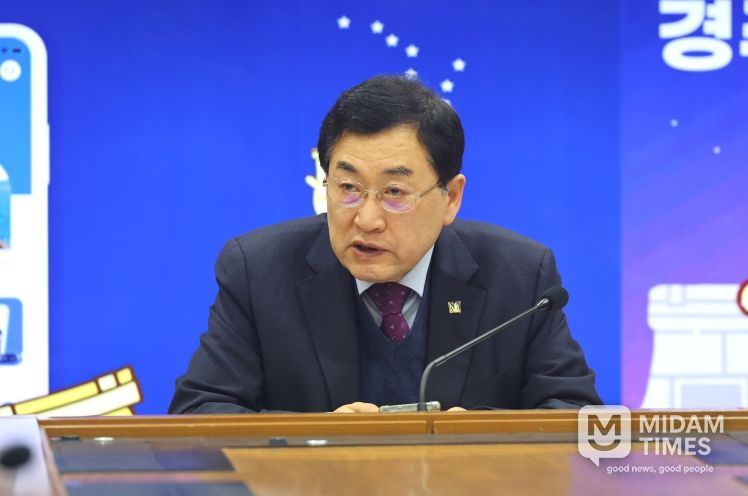 주낙영 경주시장이 3일 시청 영상회의실에서 열린 국·소·본부장회의에서 주요 현안사업에 대해 발언하고 있다.