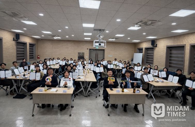 경주시는 2월 27일 경주시종합자원봉사센터에서 ‘2026년 경주시 지역사회보장 실무협의체 실무분과위원회 위촉식 및 분과회의’를 개최하고, 6개 분과 70명의 위원에게 위촉장을 수여한 뒤 기념촬영을 하고 있다