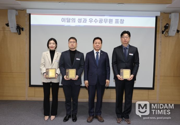 ‘이달의 성과 우수공무원’ 3명 표창장 수여식