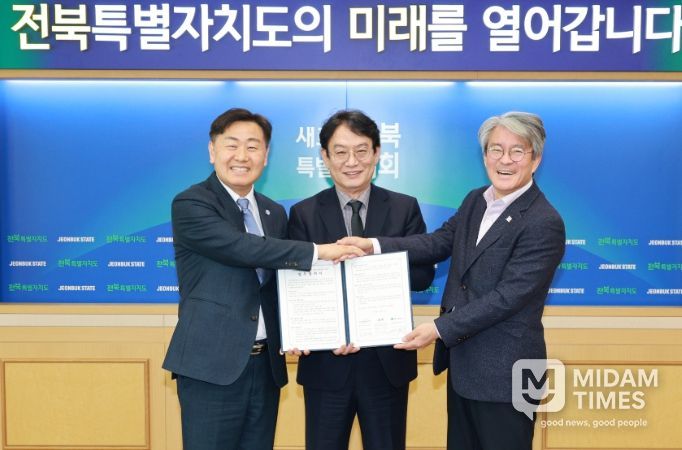 3일 전북특별자치도청 회의실에서 열린 전북 문화예술 및 관광브랜드 발전을 위한 (사)문화강국네트워크 업무협약식에 김관영 도지사와 이우종 (사)문화강국네트워크 이사장, 이경윤 문화관광재단 대표이사가 협약식을 갖고 있다