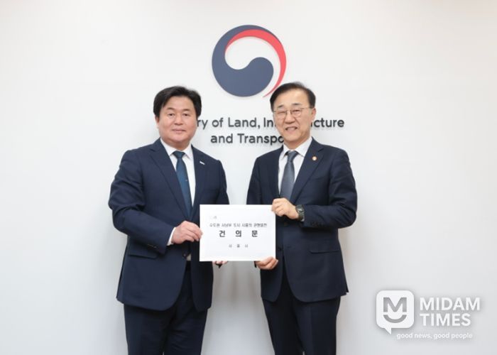 임병택 시흥시장(왼쪽)이 3일 서울 국토발전전시관에서 '신천~신림선' 관련 김윤덕 국토교통부 장관(오른쪽)을 면담하고 공동건의문을 전달하고 있다.