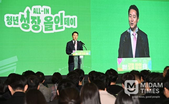 오세훈 서울시장이 3일(화) DDP에서 열린 '청년 성장 올인데이'에서 청년 창업가를 위한 서울시 역할을 소개하고 있다.