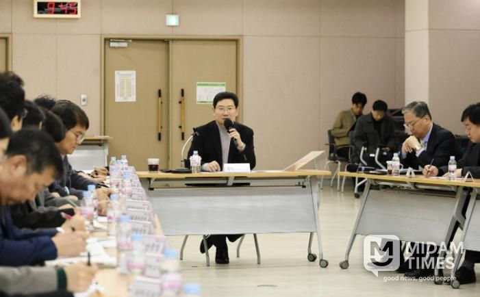 3일 수지구청에서 열린 현장 간부 공무원 회의에 참석한 이상일 시장이 발언하고 있다