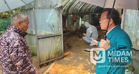 울산보건환경연구원 심민령 원장이 조류인플루엔자 발생 예방을 위해 토종닭 농가를 직접 방문해 방역 실태를 점검하고 있다