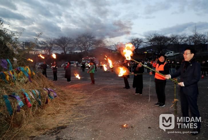 하동군 곳곳 밝힌 정월대보름 달집태우기..군민 안녕과 풍년 기원