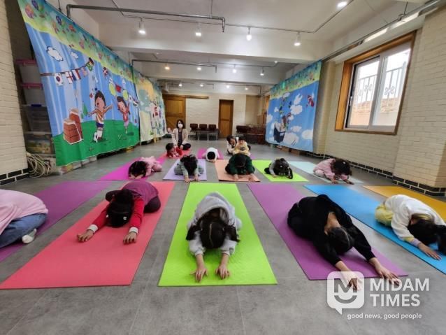 밀양요가 아카데미에 참여한 어린이들이 집중하여 요가 자세를 따라하고 있다.