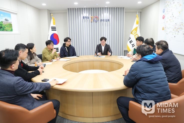 김병수 시장이 3일 서울지하철 5호선 국회국민청원에 힘쓴 시민들을 만났다. 시민들은 이날 김병수 시장에게 ‘서울 지하철 5호선 연장 관련 시민 의견 전달서’를 건넸고, 김병수 시장은 오는 4일 정부 관계자를 만나 청원서를 전하며 5호선 예타통과에 대해 적극 어필할 각오다.