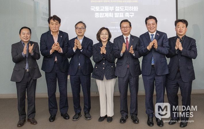 경부선지하화추진협의회가 3월 4일 서울 용산역 민자역사 회의실에서 철도 지하화 종합계획의 조속한 발표를 촉구하며 공동성명을 발표하고 있다.(왼쪽부터 최원석 구로구 부구청장, 하은호 군포시장, 유성훈 금천구청장, 박희영 용산구청장, 최호권 영등포구청장, 최대호 안양시장, 사창훈 동작구 부구청장)