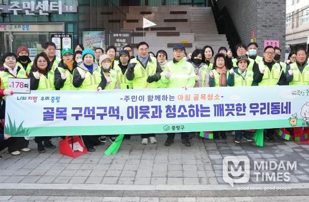 묵2동 골목청소에 참여한 주민들과 류경기 중랑구청장