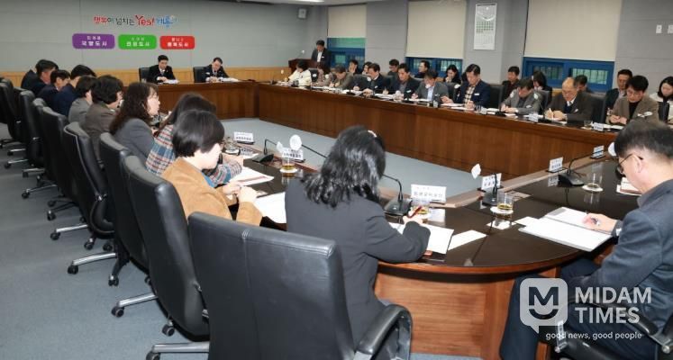 충남 계룡시는 9일 시청 상황실에서 확대간부회의를 개최했다