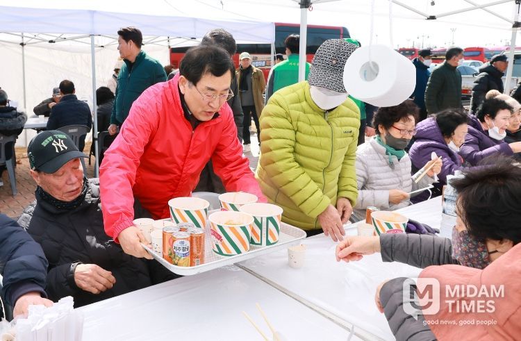 주낙영 경주시장이 7일 황성공원 타임캡슐공원에서 열린 '경주시민 사랑의 국밥 나누기' 행사에서 시민들에게 국밥을 나누며 따뜻한 나눔을 실천하고 있다