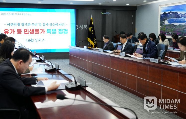 이승로 성북구청장(오른쪽)이 국제 유가 상승 대응 민생 안정 대책 회의에서 발언하고 있다