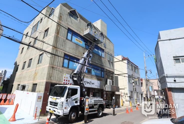 대구 중구, 주인 없는 간판 6월 말까지 무상 철거(지난해 노후 간판 철거중인 모습)