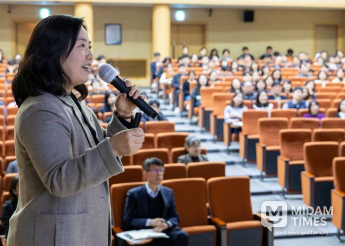 3월 10일 세종시교육청 대강당에서 열린 ‘부교육감과 함께하는 청렴 교육’에서 구연희 교육감 권한대행의 강의 모습