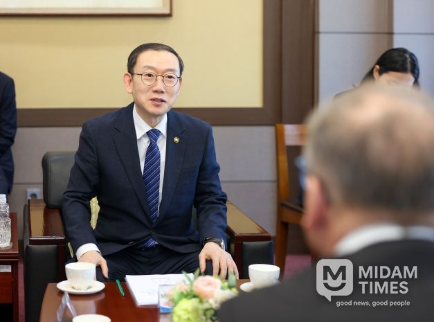 이명구 관세청장이 13일 서울본부세관에서 이반 얀차렉 주한 체코 대사를 만나 우리 기업의 체코 수출 확대를 지원하기 위한 양국 간 관세협력 방안을 논의하고 있다.