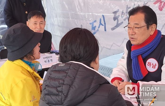 13일 미사역 시계탑 일대에서 열린 ‘이동시장실’에서 한 시민이 망월천 환경개선과 관련하여 이현재 하남시장에게 건의를 하고 있다.