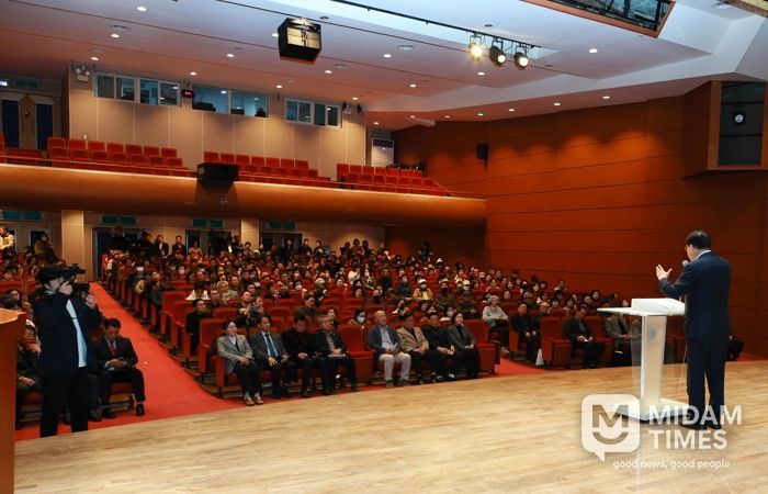 13일 서라벌문화회관에서 열린 ‘SMR 1호기 경주 유치 시민설명회’에서 주낙영 경주시장이 시민들을 대상으로 SMR 1호기 유치 필요성과 경주의 미래 산업 전략에 대해 설명하고 있다.