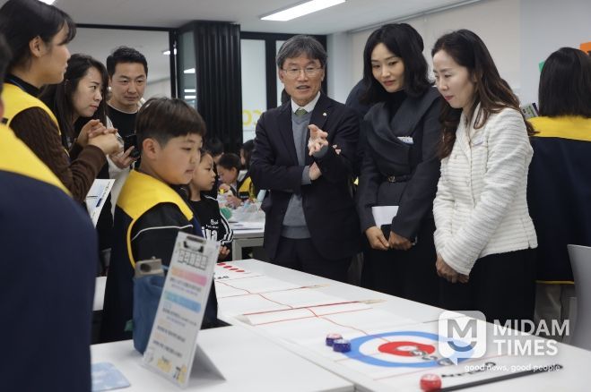 천창수 교육감이 14일 울산수학문화관에서 열린 '파이데이' 행사에 참석에 현장을 둘러보고 있다