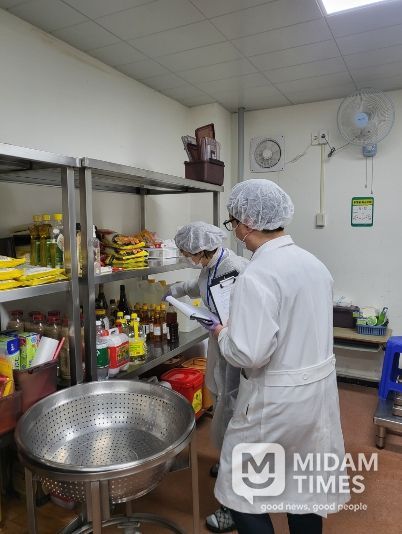 영덕군이 교육지원청과 함께 영덕야성초등학교 급식소 내 식재료 보관 상태를 면밀히 살피고 있다.