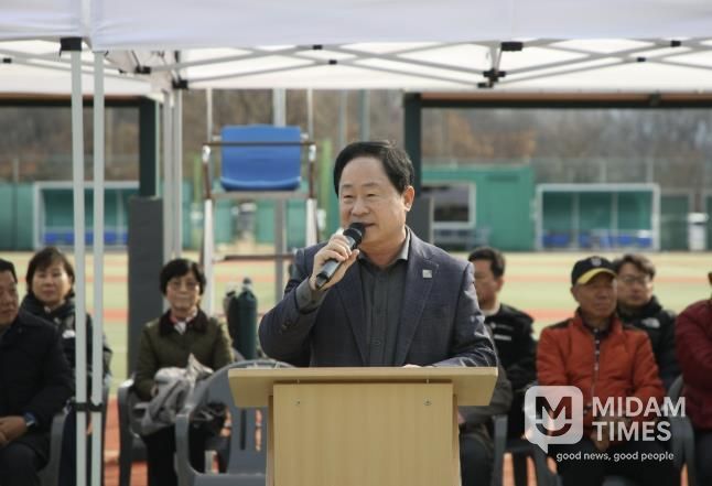 남양주시협회장기 테니스대회에서 선수들을 격려하고 있는 주광덕 시장