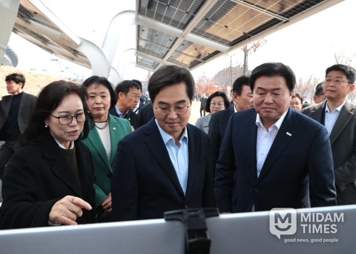 임병택 시흥시장(사진 오른쪽)과 김동연 경기도지사(사진 가운데)가 정왕동 2376번지 시화방조제 자전거길을 찾아 완성된 태양광 시설 설치에 관한 설명을 듣고 있다