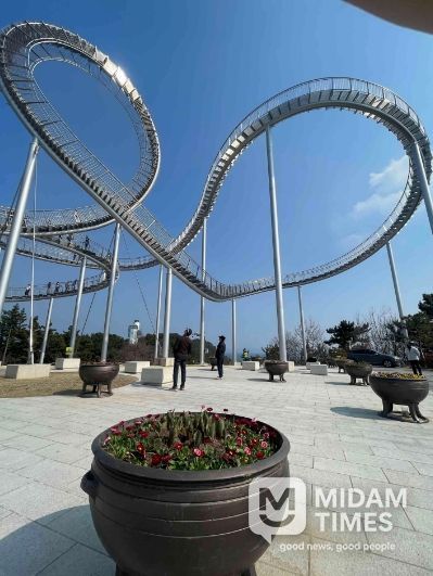 지난 주 포항시가 스페이스워크 일원에 봄맞이 다양한 봄꽃을 식재하고 있다.