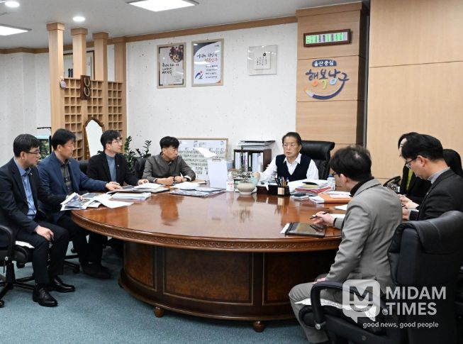 16일 서동욱 남구청장이 구청장실에서 열린 재난관리 통합플랫폼 구축사업 추진계획 보고회에 참석해 회의를 주재하고 있다.