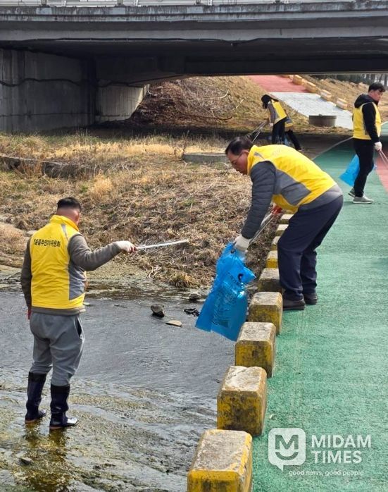 ‘세계 물의 날 기념’ 영동읍 주민자치위원회 하천 환경정화