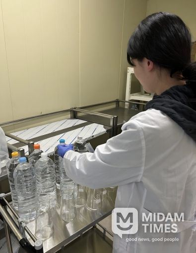 무라벨 먹는샘물시대…충북보건환경연구원, 검사 더 꼼꼼하게