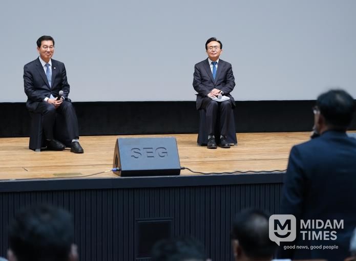 윤병태 시장과 신정훈 국회의원이 패널로 참여해 시민들과 질의응답 시간을 가지고 있다(사진 제공-나주시)