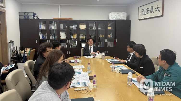 밀양시가 17일 ‘제68회 밀양아리랑대축제’의 성공적인 개최를 위한 보고회를 개최하고 관련 내용을 논의하고 있다.